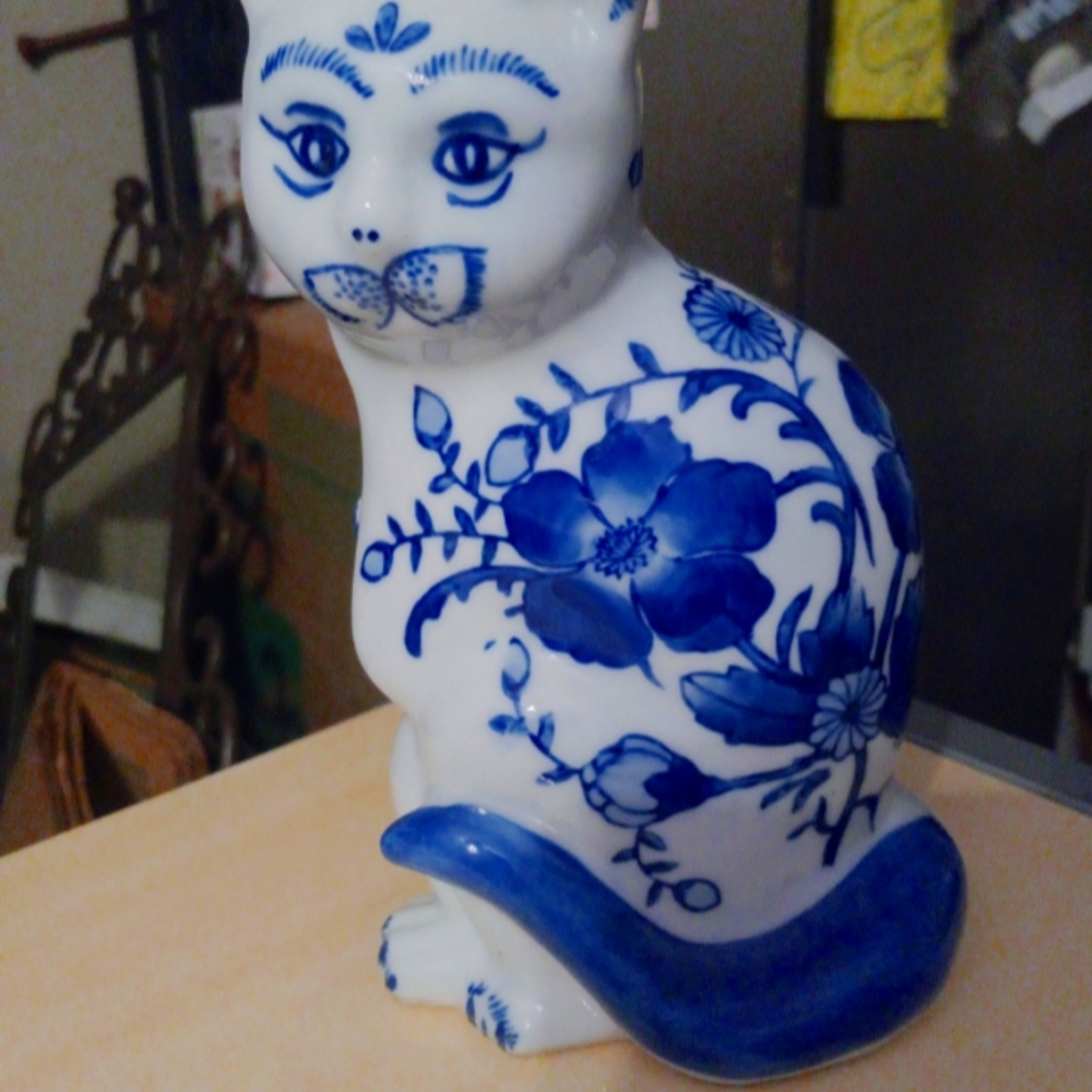 Porcelin Japanese Cat